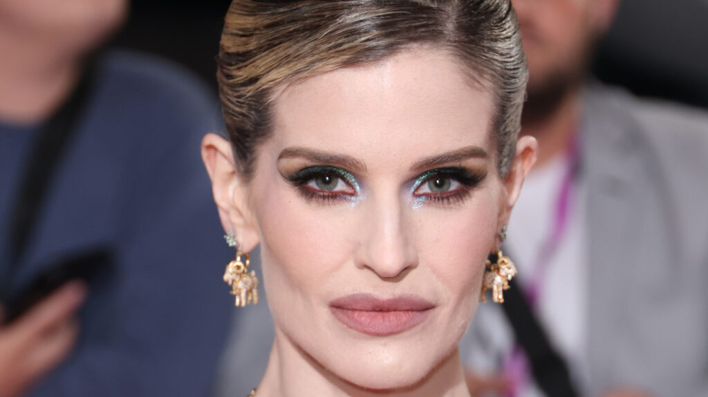 Kelly Osbourne Pairs Her Most Controversial Wig In Years With A Makeup Miss