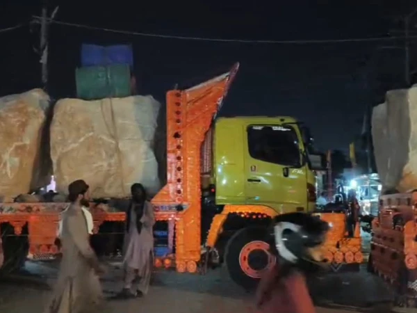کراچی، سڑک بند کرنے کے خلاف ٹرانسپورٹرز نے احتجاجاً ماربل سے لدی گاڑیاں کھڑی کر دیں