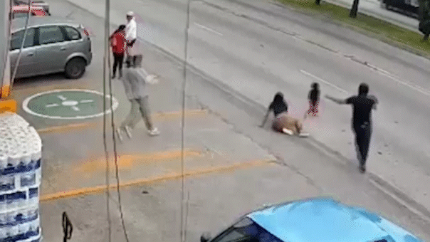 Supermarket manager in Mexico rescues toddler from oncoming traffic