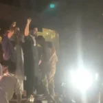 لاہور، سہیل آفریدی کی اسٹریٹ موومنٹ جاری، پولیس وین میں بیٹھ گئے، لکشمی چوک پر دھرنا