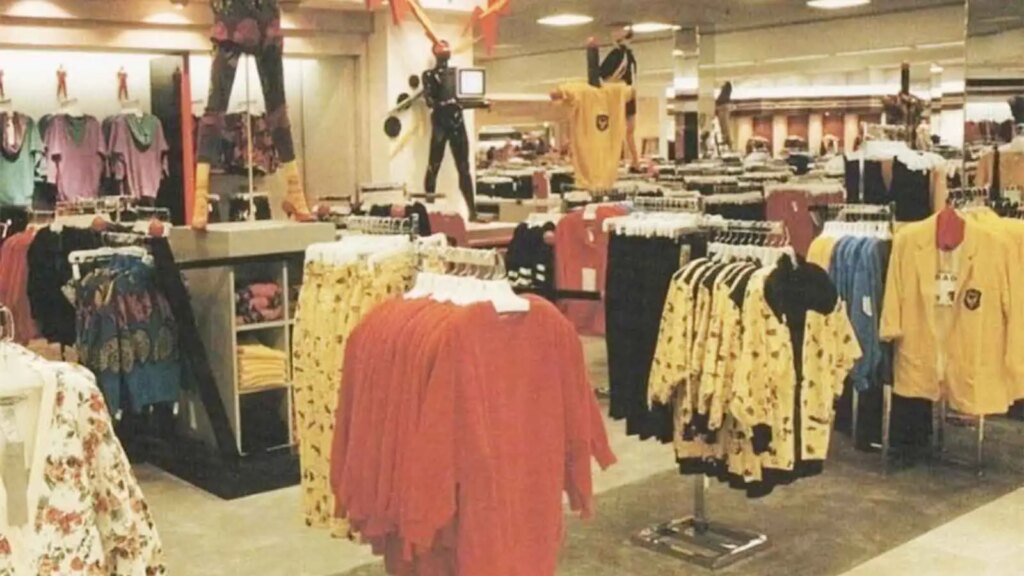 15 Vintage Store Displays Doing Way Too Much