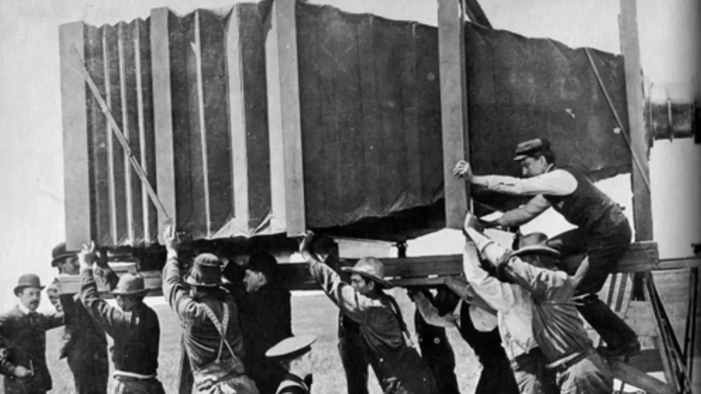 15 Impressive Historical Photos of People Carrying Absurdly Oversized Objects