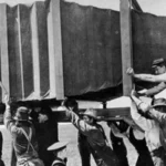 15 Impressive Historical Photos of People Carrying Absurdly Oversized Objects