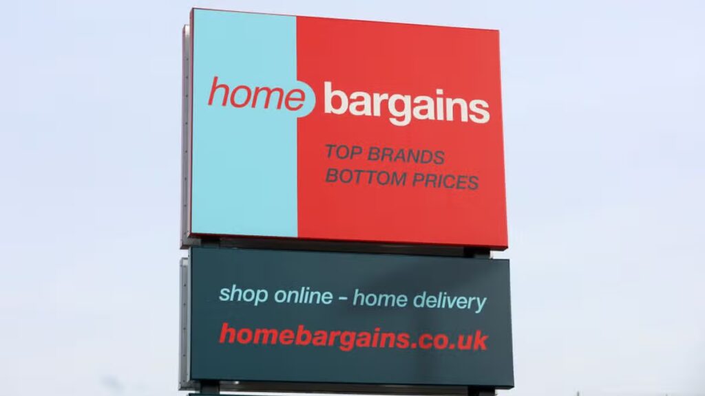 Home Bargains £5 ‘cosy’ Christmas decoration ‘brightens rooms’