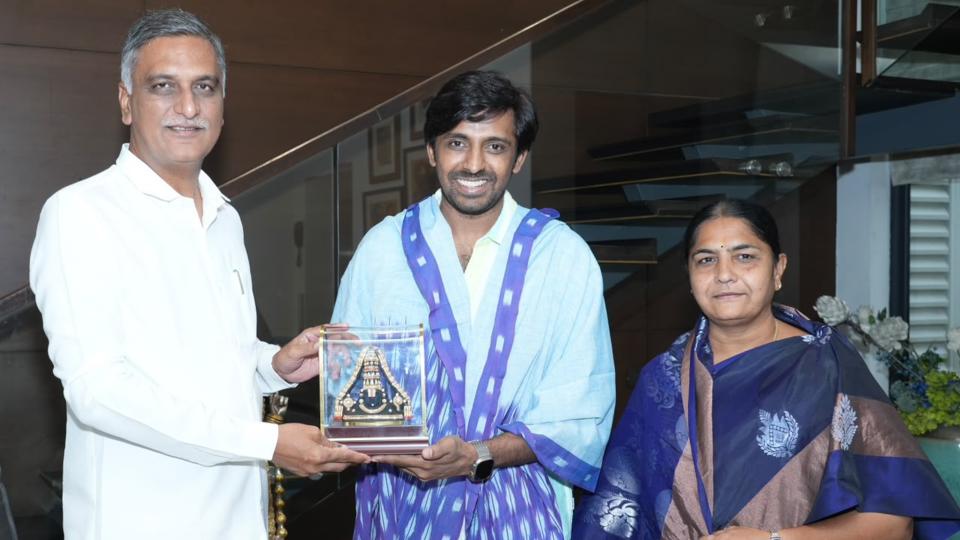 Harish Rao Felicitates Priyadarshi For KCR Avatar