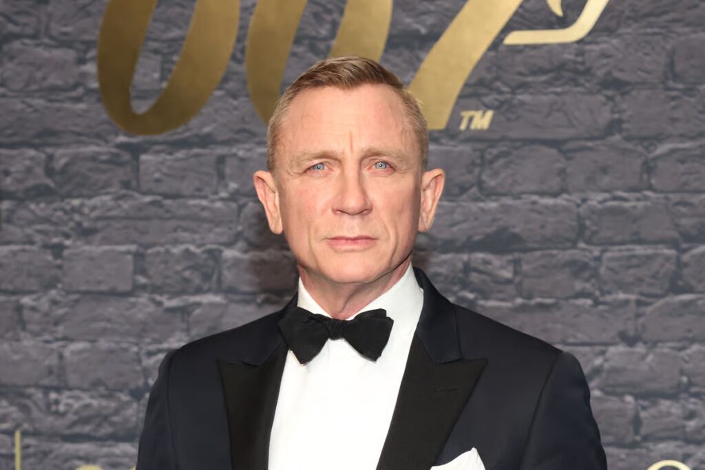 Suit worn by Daniel Craig in Bond film Skyfall up for auction
