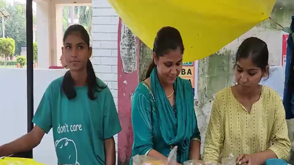 चाय की दुकान, हाथ में लैपटॉप, आंखों में IAS का सपना, गोरखपुर की 3 बहनों की कहानी – gorakhpur three sisters run tea stall prepare for upsc dream lclar