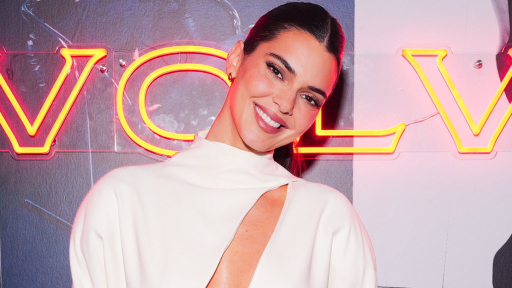 Kendall Jenner’s Turtleneck Becomes a Going-Out Top in Paris