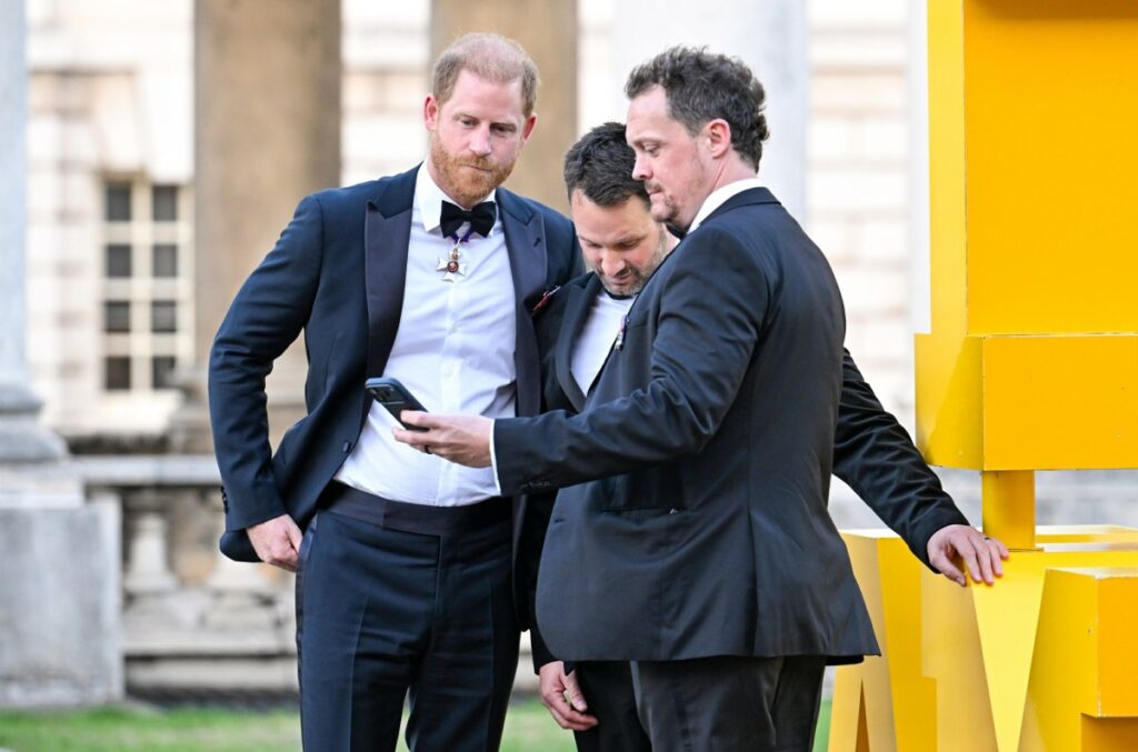 Prince Harry is growing ‘frustrated & angry’ that his father won’t take his calls?