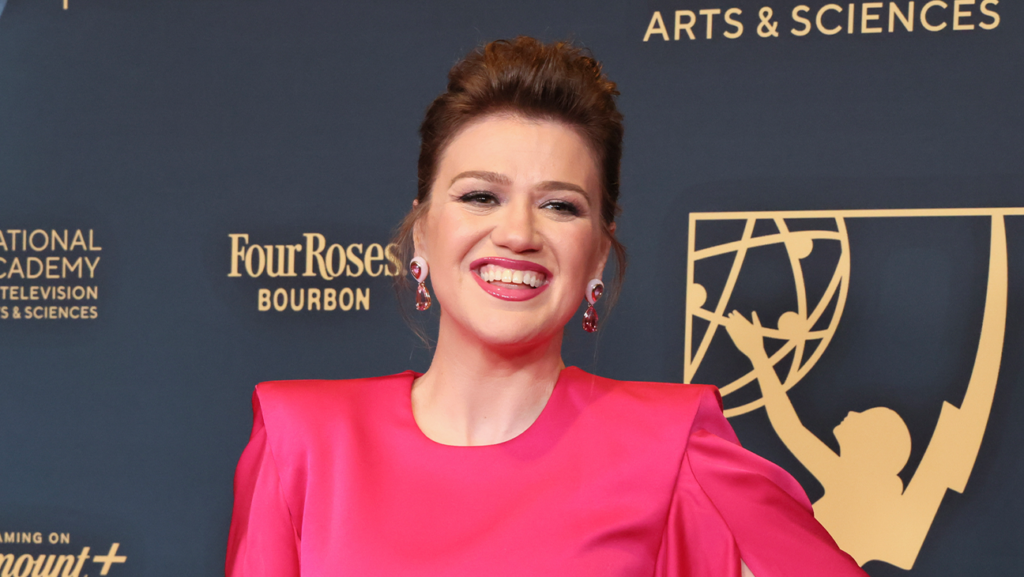Kelly Clarkson Loves AI, But Says AI Artists Shouldn’t Be Human Music Charts