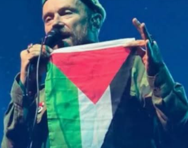 Anti-Israel Singer Damon Albarn Performs Live at NY Premiere of “Artificial,” Warmly Praised by Star Andrew Garfield