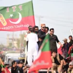 پی ٹی آئی فیصلے پر ڈٹ گئی، سیاسی اور کور کمیٹی کا کل سے لانگ مارچ شروع کرنے کا اعلان