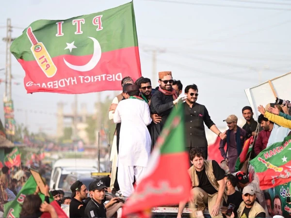 پی ٹی آئی فیصلے پر ڈٹ گئی، سیاسی اور کور کمیٹی کا کل سے لانگ مارچ شروع کرنے کا اعلان